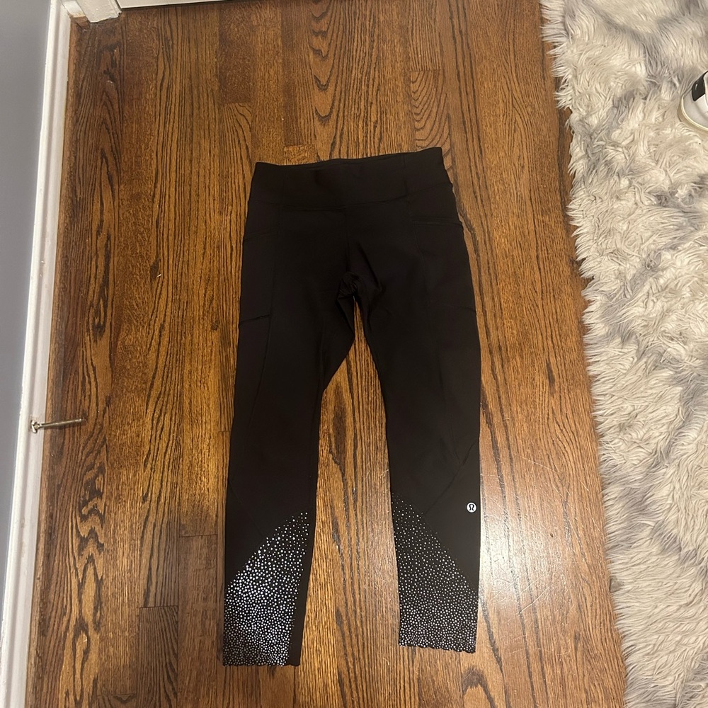 Black scallop lulu leggings. Size 4.
